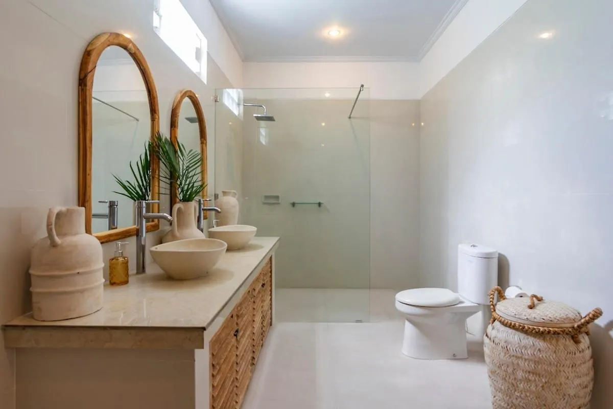 Family Friendly Luxury Pool Villa - Walk To Shops Seminyak  0*, Seminyak (Bali)